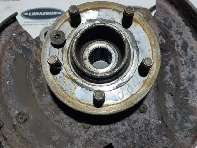 Кулак поворотный передний правый DISCOVERY 3 L319