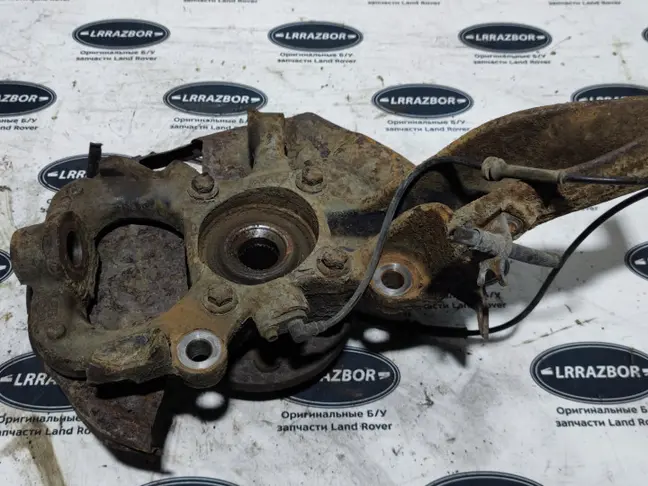 Кулак поворотный передний правый DISCOVERY 3 L319