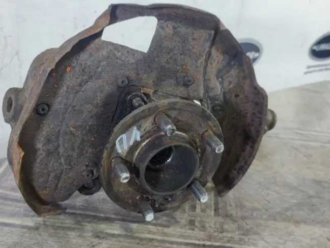 Кулак поворотный передний левый DISCOVERY 3 L319