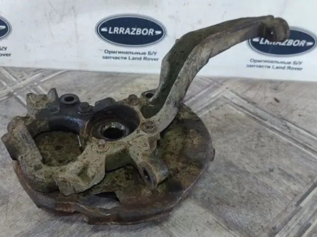 Кулак поворотный передний левый DISCOVERY 3 L319