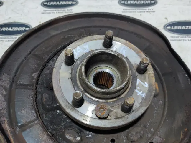 Кулак задний правый DISCOVERY 3 L319 05-12