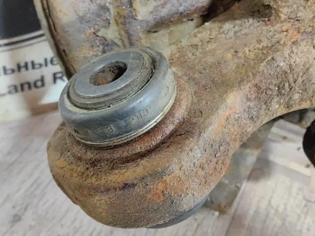 Кулак задний левый DISCOVERY 3 L319 05-12