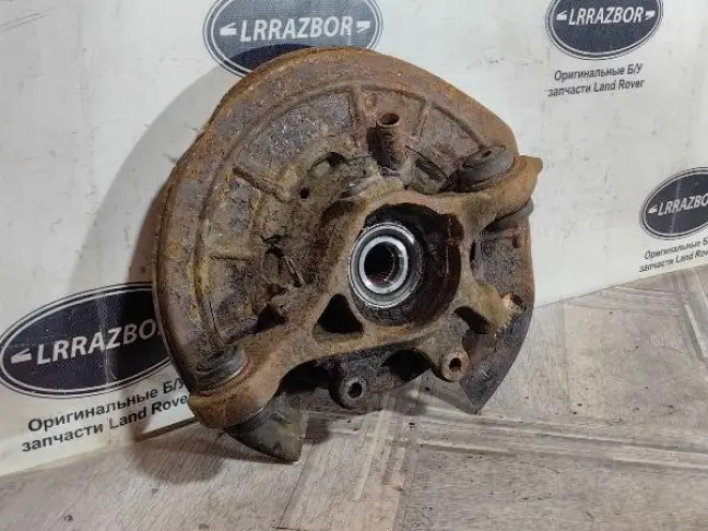 Кулак задний левый DISCOVERY 3 L319 05-12