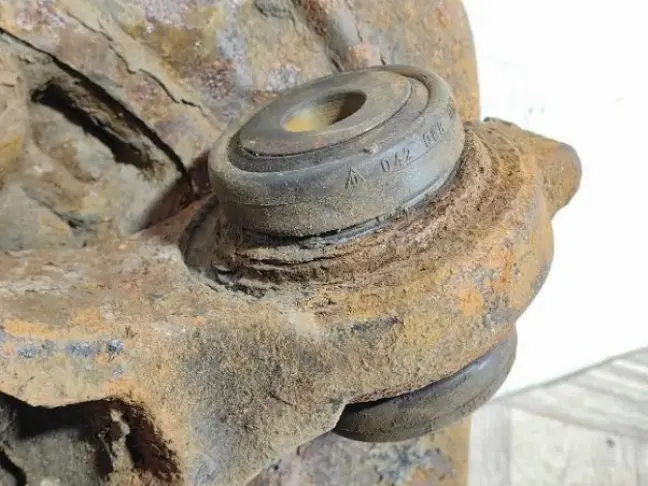 Кулак задний левый DISCOVERY 3 L319 05-12