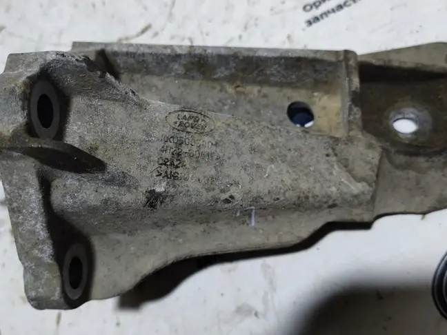 Кронштейн двигателя левый DISCOVERY 3 L319 2.7