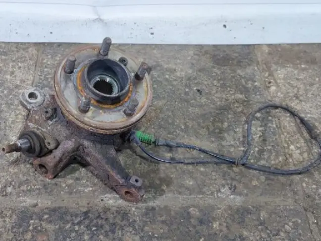 Кулак передний правый Range Rover 3 L322 09-12