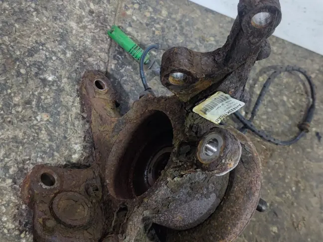 Кулак передний правый Range Rover 3 L322 09-12