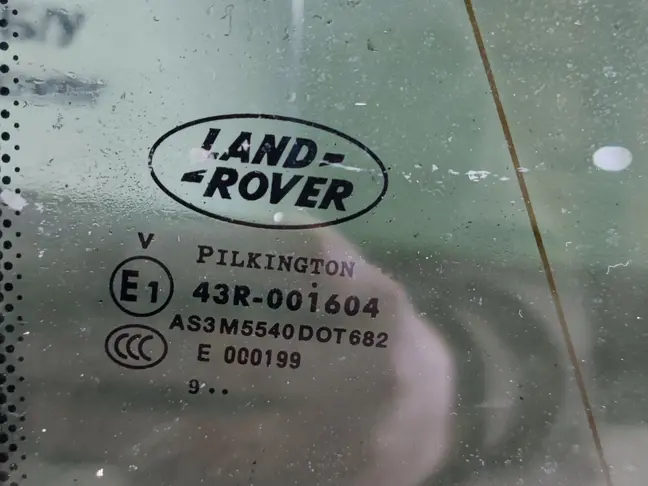 Стекло кузовное глухое левое Range Rover L322