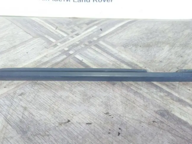 Молдинг стекла заднего правого Land Rover L322