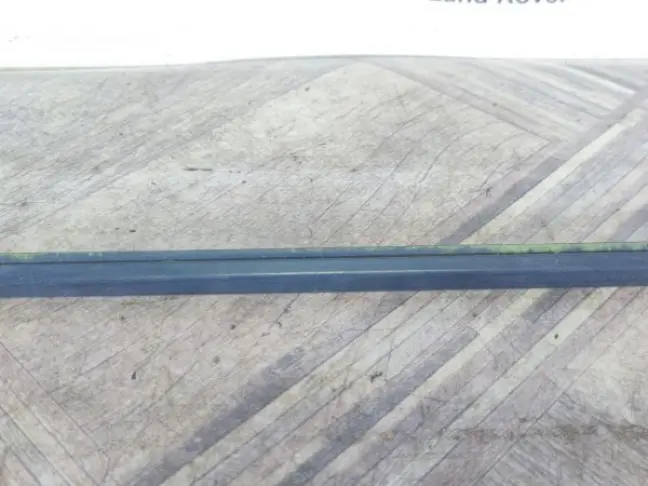 Молдинг стекла заднего правого Land Rover L322