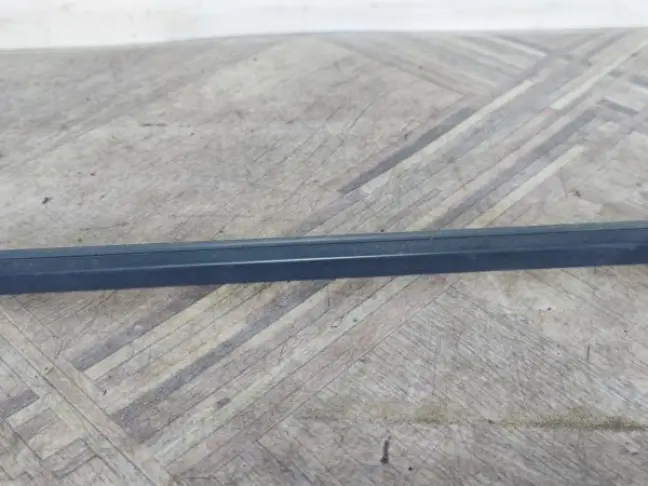 Молдинг стекла заднего левого Range Rover L322