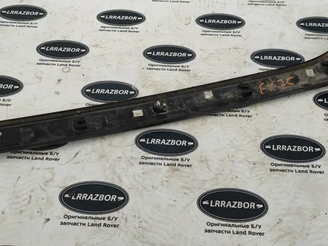 Молдинг лобового стекла правый Land Rover L320