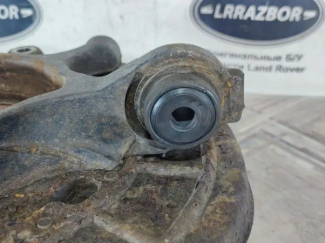 Кулак задний правый Range Rover Sport L320