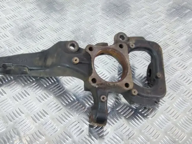 Кулак передний левый  Range Rover Sport L320 09-13