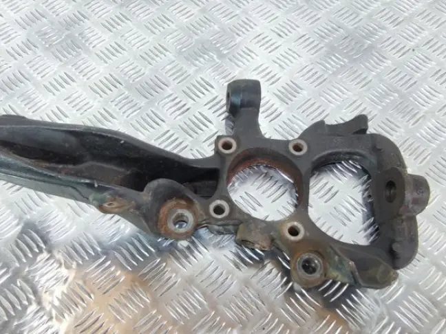 Кулак передний левый  Range Rover Sport L320 09-13