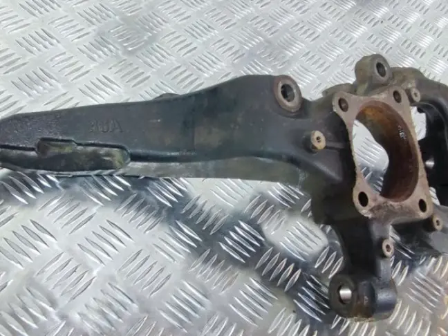 Кулак передний левый  Range Rover Sport L320 09-13