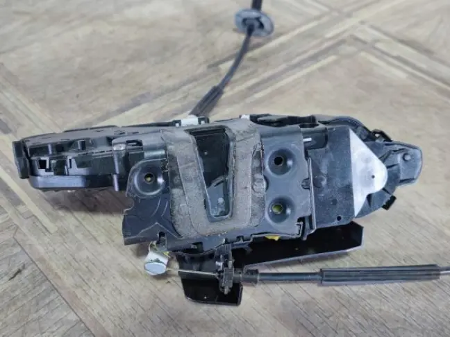 Замок двери передней правой Range Rover Sport L320