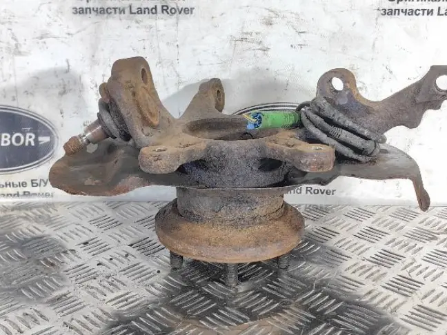 Кулак передний правый Range Rover L322 02-09