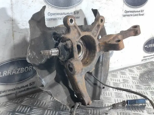 Кулак передний левый Range Rover L322 02-09