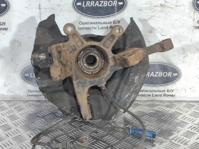 Кулак передний левый Range Rover L322 02-09