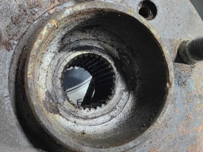 Кулак передний левый Range Rover L322 02-09