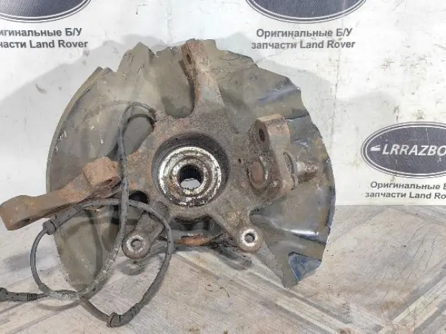 Кулак передний левый Range Rover L322 02-09