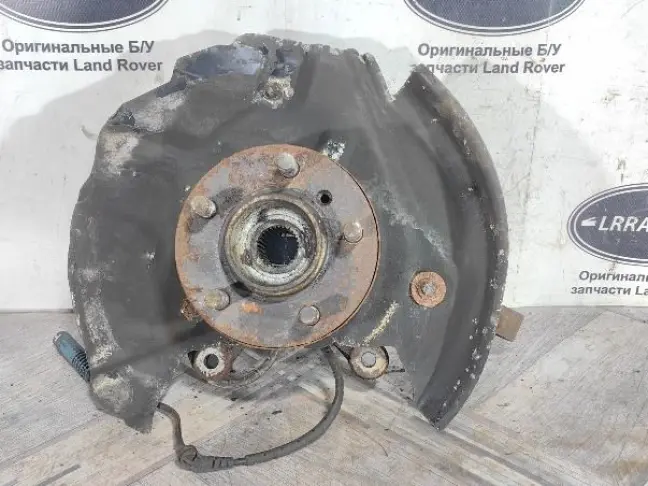 Кулак передний левый Range Rover L322 02-09