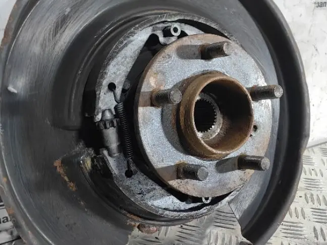 Кулак задний левый Range Rover L322 02-09