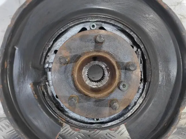 Кулак задний левый Range Rover L322 02-09