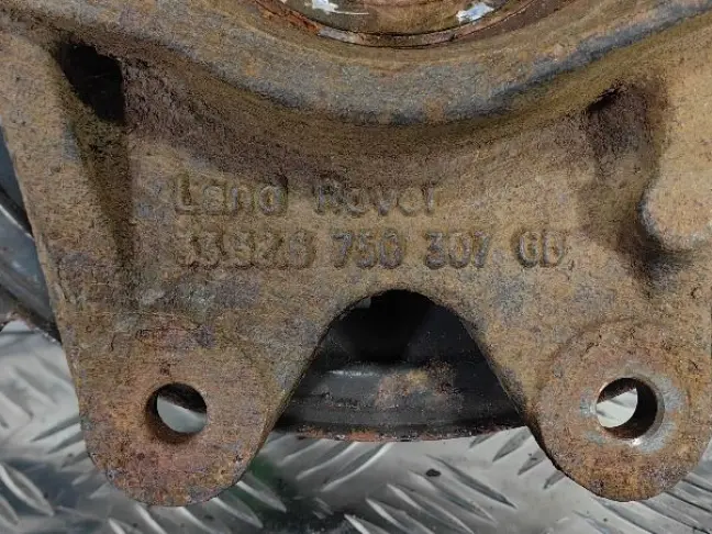 Кулак задний левый Range Rover L322 02-09