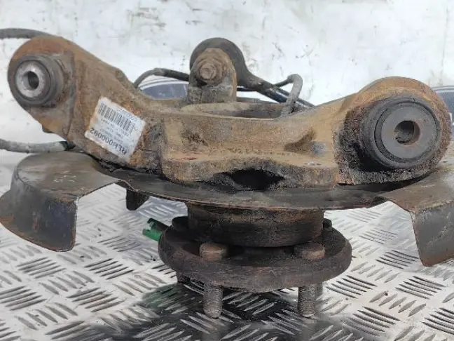 Кулак задний левый Range Rover L322 02-09