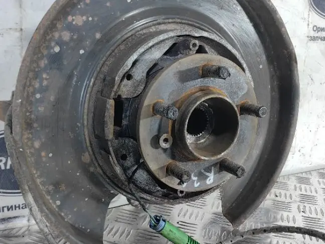 Кулак задний правый Range Rover 3 L322 02-09