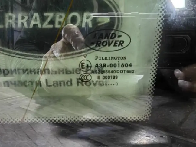 Стекло кузовное глухое правое Range Rover L322