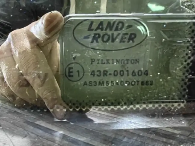 Стекло кузовное глухое правое Range Rover L322 02+