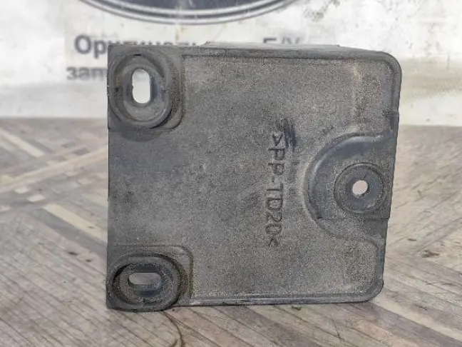 Ножка воздушного фильтра левая Range Rover L322 5