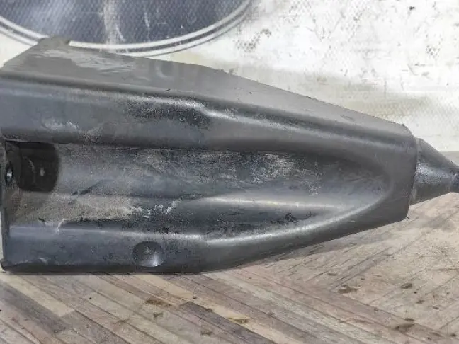 Ножка воздушного фильтра левая Range Rover L322 5