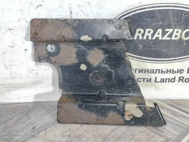 Кронштейн брызговиков L Range Rover 3 L322 05-12: фото #1
