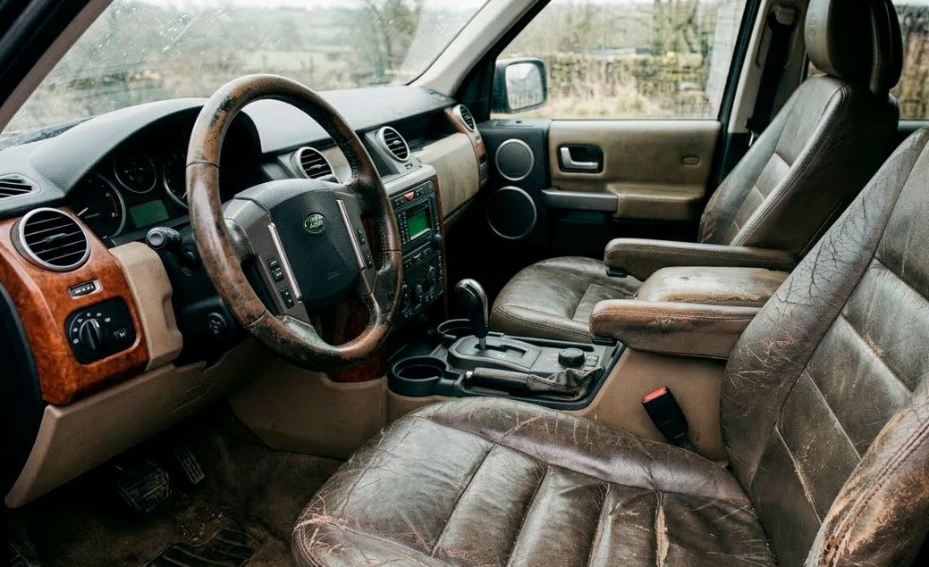 Износ кожи салона Land Rover: где облезает и что менять